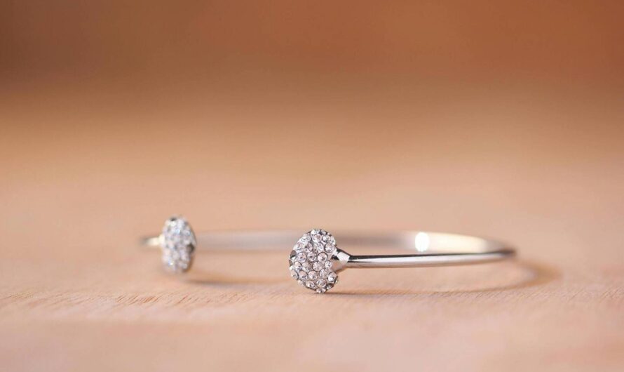 Biżuteria personalizowana: Jak stworzyć unikalny prezent?