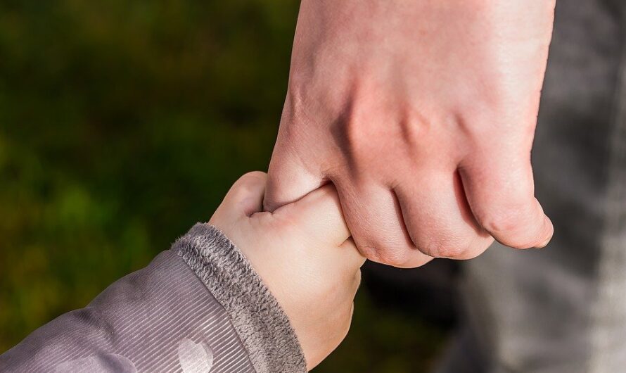 Nadopiekuńczy rodzice – jak radzić sobie ze zbyt dużą troską o dziecko?