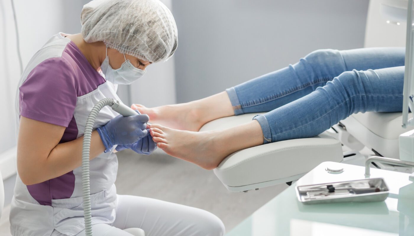 Jak podolog może pomóc Ci zadbać o zdrowie i komfort Twoich stóp?