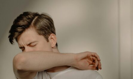 Mokry czy suchy kaszel? Jak prawidłowo rozróżnić rodzaj kaszlu i jak go efektywnie leczyć?