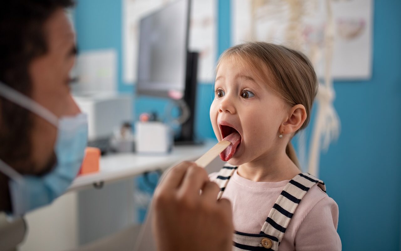 Kiedy konieczne jest usunięcie trzeciego migdała u dziecka? Wskazania i przebieg zabiegu