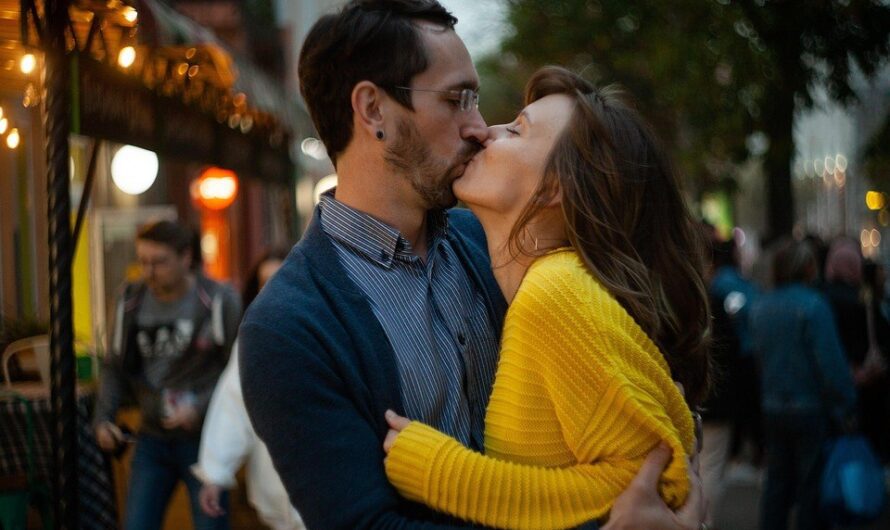 Namiętny pocałunek na dzień dobry ma same zalety!