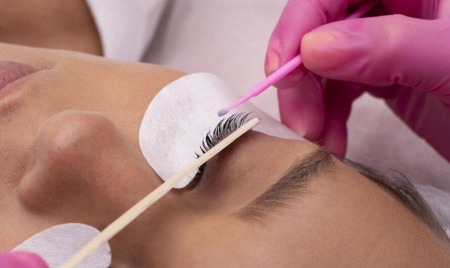 Kępki rzęs – sekret hipnotyzującego spojrzenia! Sprawdź, jak je aplikować i nie popełnić błędów