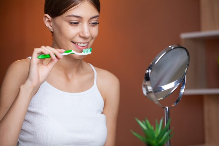 młoda kobieta myjąca zęby