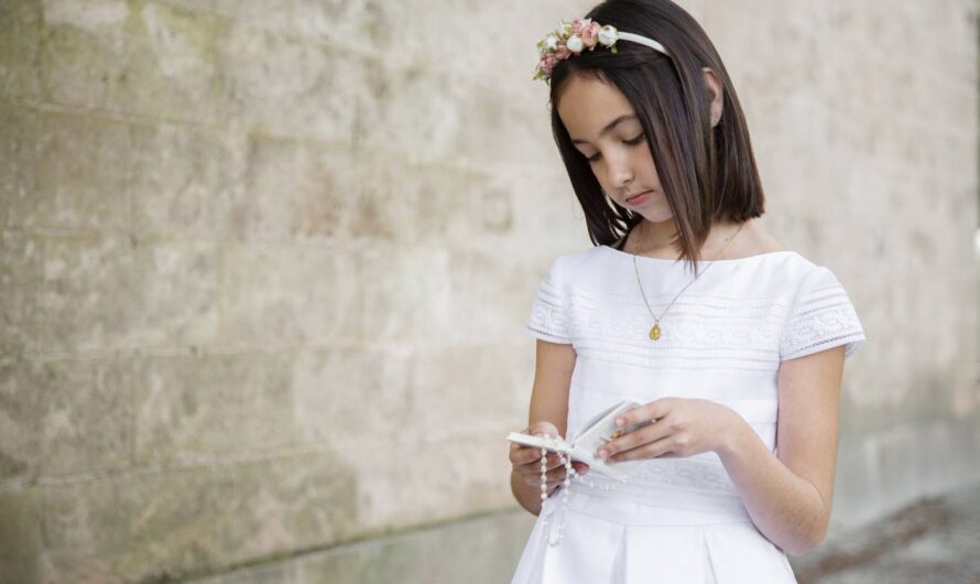 Srebrny krzyżyk z łańcuszkiem na prezent komunijny – klasyka, która nie zawodzi