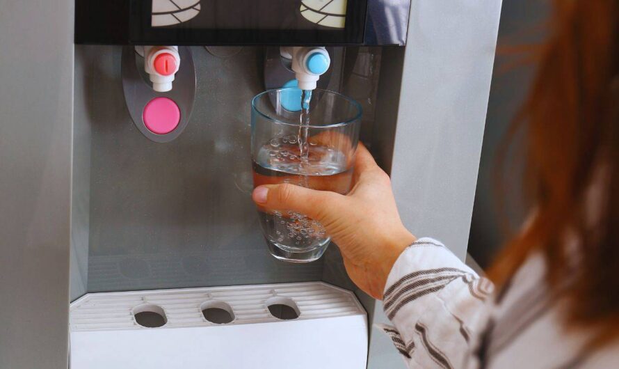 Dystrybutory wody dla firm – komfort, ekologia i oszczędność